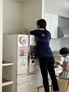3.共有室・冷蔵庫を動かして裏を掃除